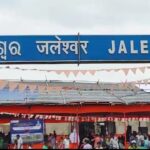 ଖାଦ୍ୟ ପାଇଁ ଗାଁ ମୁହାଁ ଭାଲୁ ପଲ